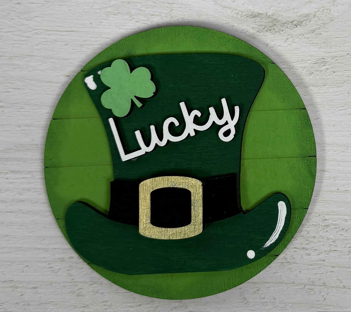 a green and gold hat on a green circle