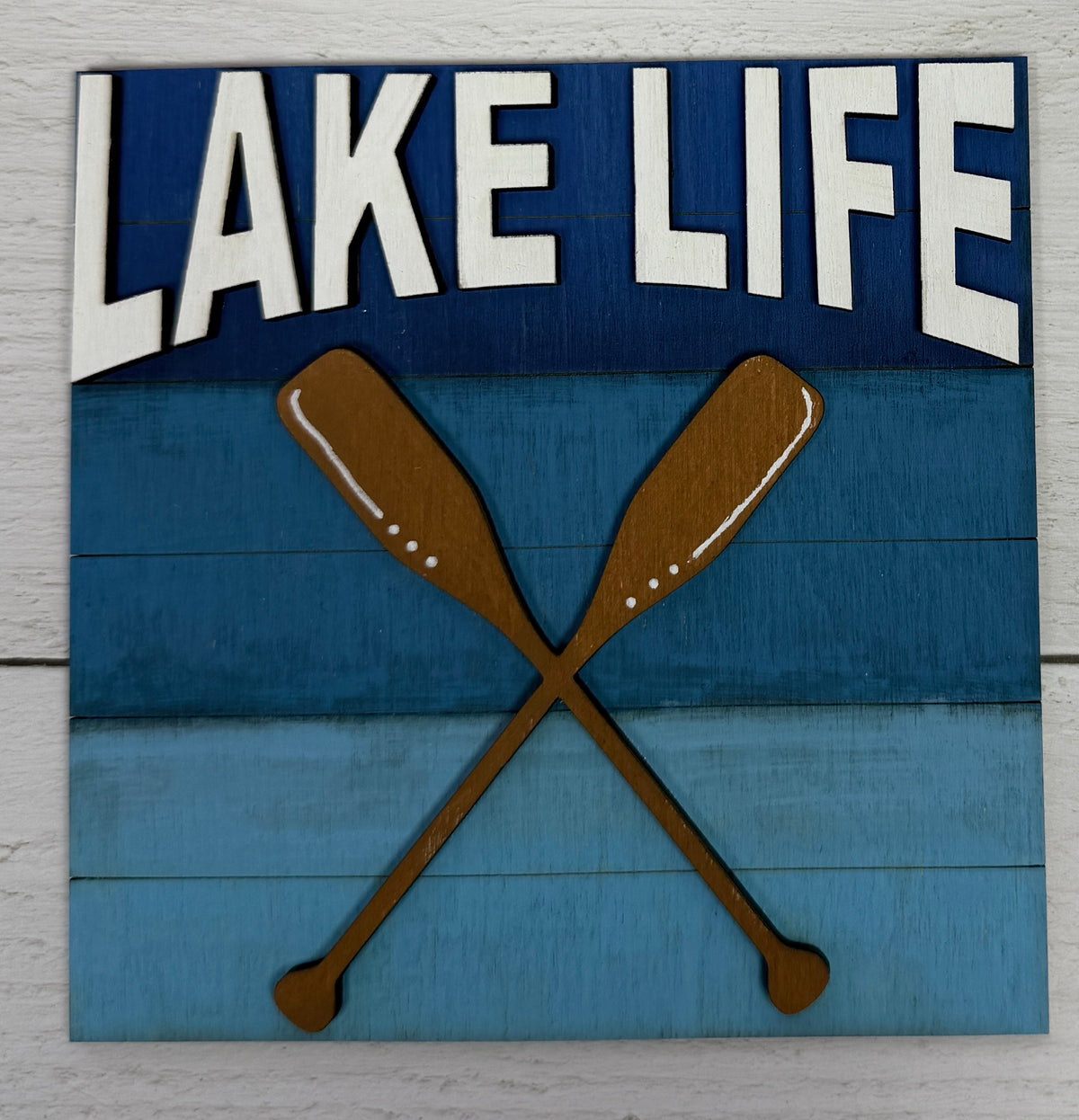a sign with a couple oars on it